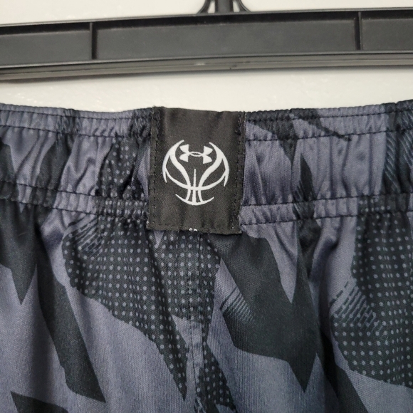 Under Armour Boys Youth Medium YMD Black Grey Pattern Basketball Shorts Active - Picture 4 of 6